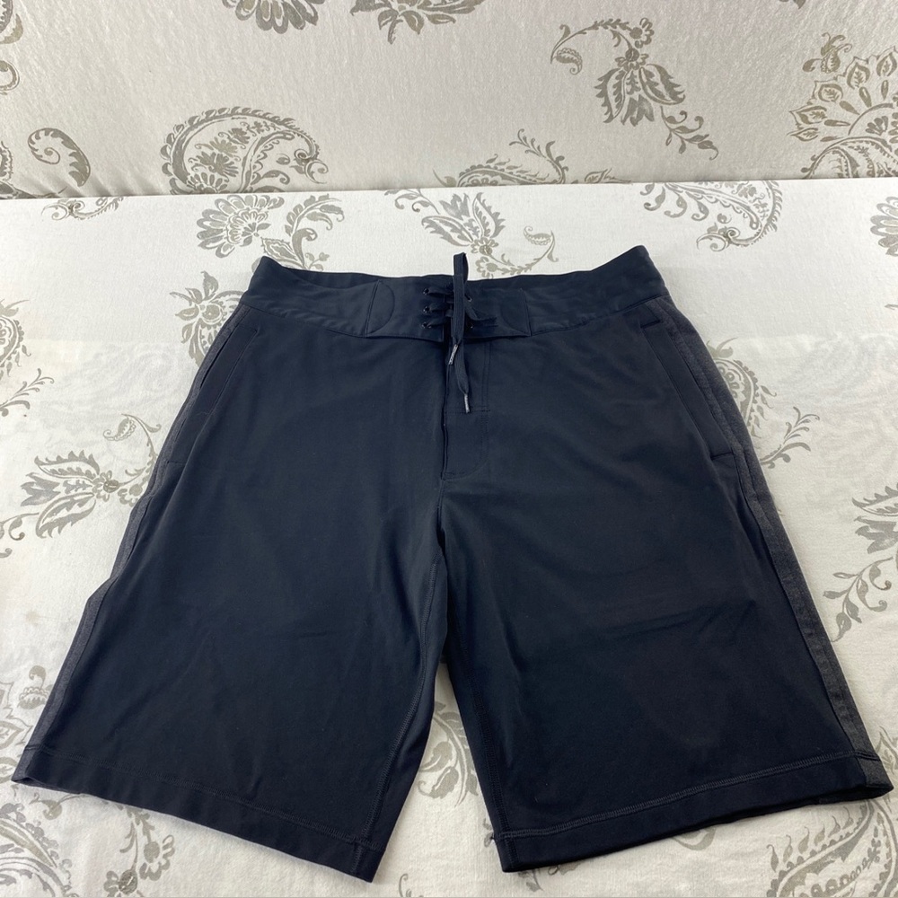 Lululemon Board Shorts Mens 34
Black Gray Waist Tie Swim Outdoor Stretch Yoga